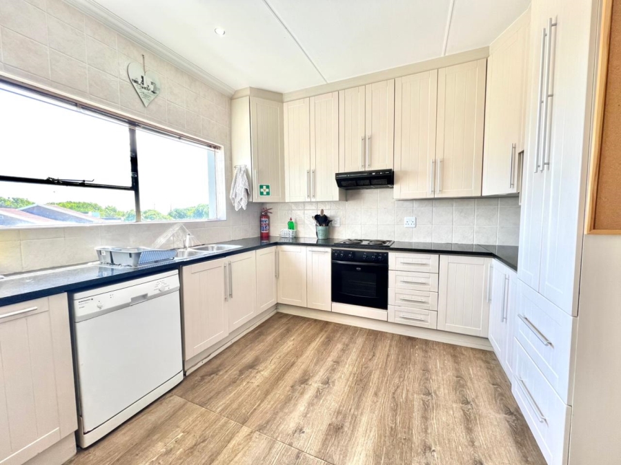 5 Bedroom Property for Sale in Paradise Beach Eastern Cape